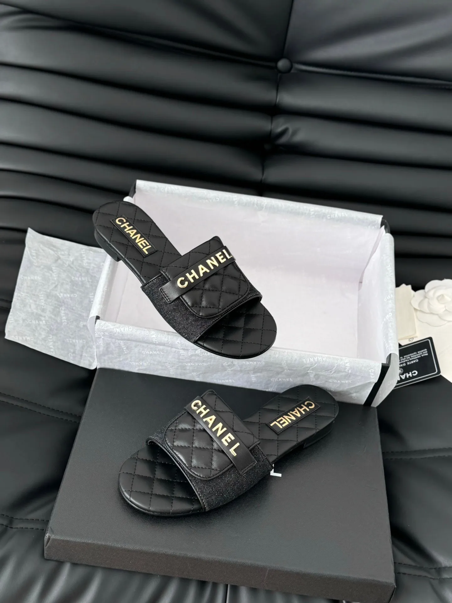 👟👟Ex-factory price 420👟👟Chanel 25C new schoolbag buckle slippers. The return of the classic schoolbag buckle design. Special Vintage. Full of retro flavor. Loafers have also grown to the aesthetic level. Cowhide upper, sheepskin lining, original outsole. Size: 35-39. Other sizes are customized.